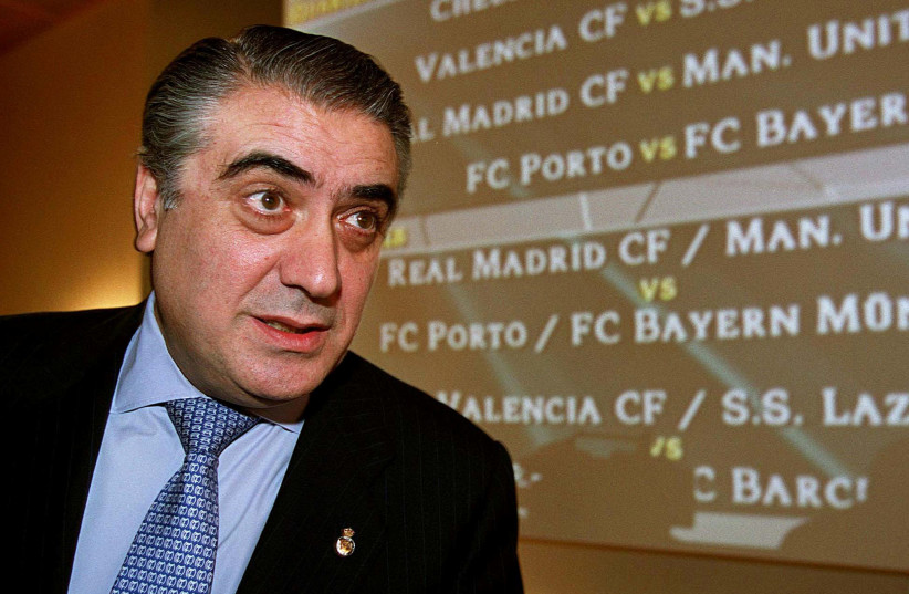 President of Real Madrid, Lorenzo Sanz, talks to journalists after the UEFA draw for the Champions League quarter finals at the UEFA headquarters in Nyon, Switzerland March 24, 2000 (photo credit: REUTERS)