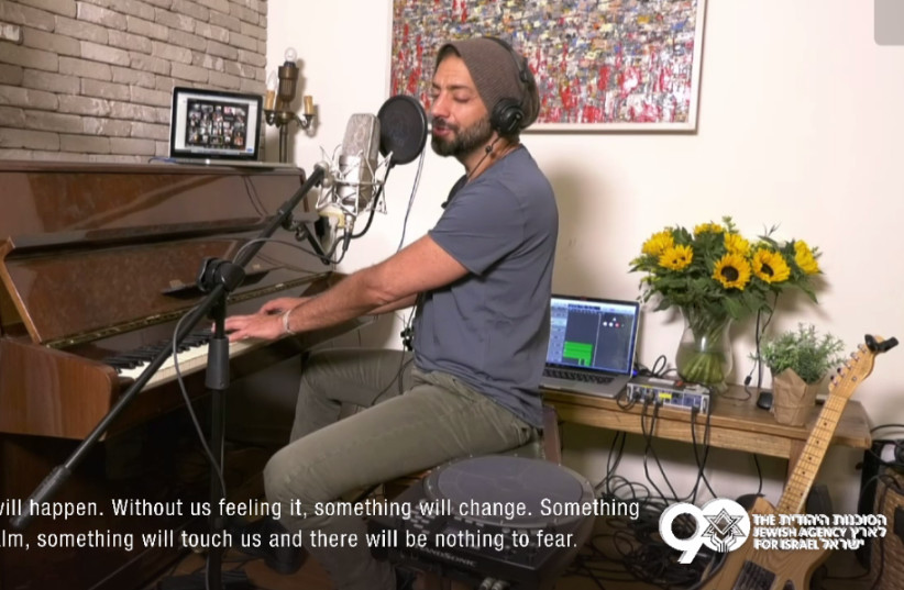 Idan Raichel performs live from his living room to over 400,000 people worldwide in an event hosted by The Jewish Agency (photo credit: THE JEWISH AGENCY FOR ISRAEL)