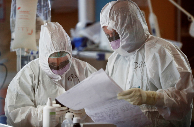 Des travailleurs médicaux en tenue de protection soignent des patients souffrant de coronavirus (COVID-19) à Rome, en Italie (crédit photo: GUGLIELMO MANGIAPANE / REUTERS)