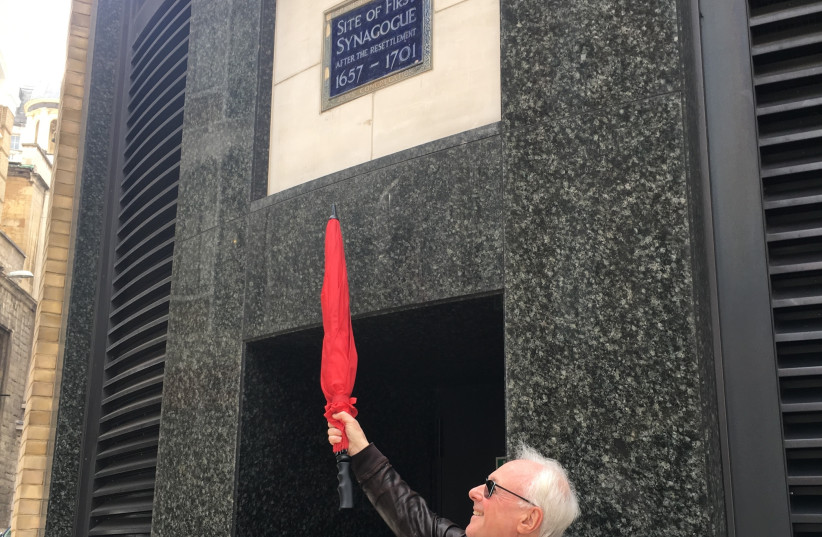 Ian Fagelson showing tourists the site of the first synagogue in London (photo credit: Courtesy)