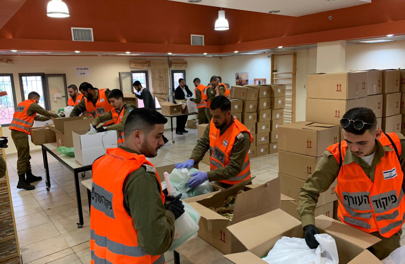 IDF troops preparing food packages for the elderly amid the coronavirus pandemic (photo credit: IDF SPOKESPERSON'S UNIT)