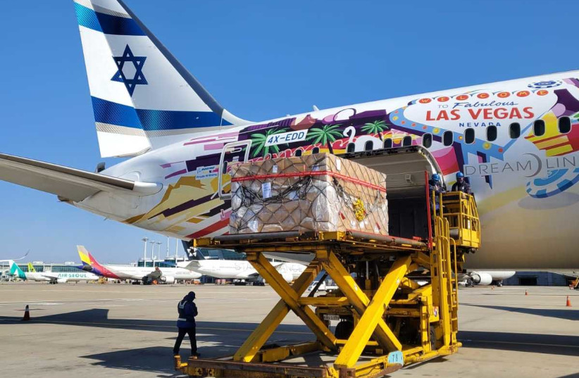 Le vol El Al transporte des réactifs pour les tests de coronavirus et des combinaisons de protection de Corée du Sud (crédit photo: MINISTERE DE LA DEFENSE)
