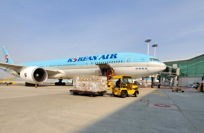 Un avion de Korean Air transportant des produits chimiques utilisés dans les contrôles de coronavirus en Israël le 15 avril 2020 (crédit photo: MINISTÈRE DE LA DÉFENSE)