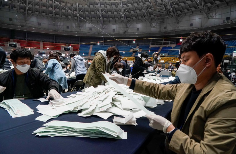 Vote counts in the parliamentary elections in Seoul, South Korea (photo credit: REUTERS/KIM HONG-JI)