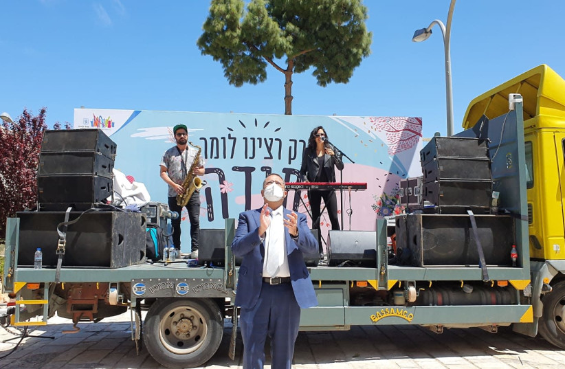Hatikva 6 and Jerusalem Mayor Moshe Lion thank healthcare workers with mobile stage (photo credit: JERUSALEM MUNICIPALITY)