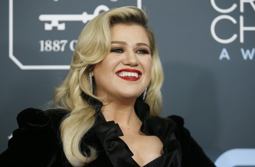 Kelly Clarkson attends the Critics Choice Awards (photo credit: REUTERS/DANNY MOLOSHOK)