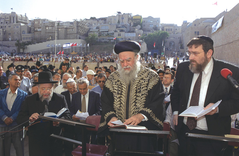 Former Chief Sephardic Rabbi Eliyahu Bakshi-Doron (center) (photo credit: AMOS BEN GERSHOM, GPO)