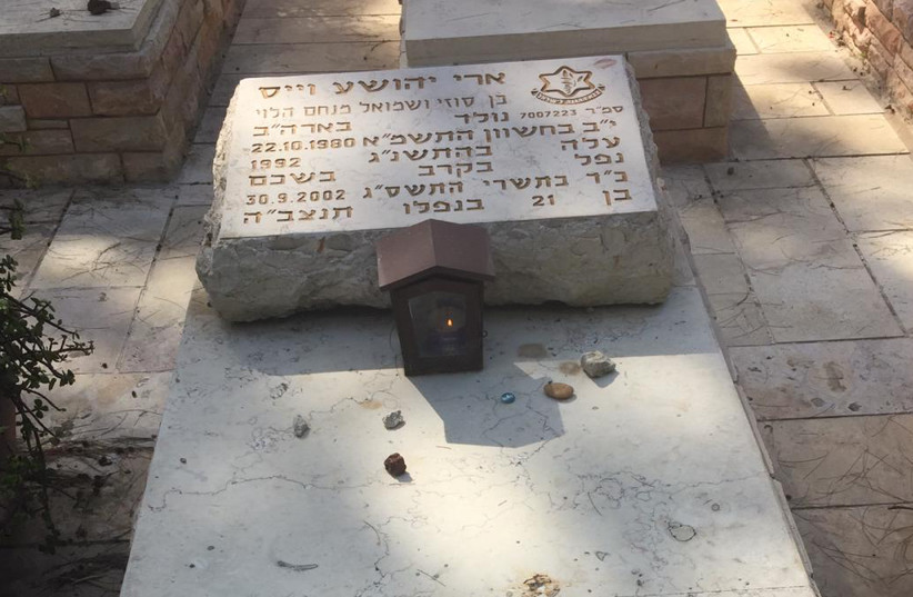 THE GRAVE of IDF soldier Ari Weiss killed by Hamas terrorists during a gunfight in Nablus in 2002. (photo credit: Courtesy)