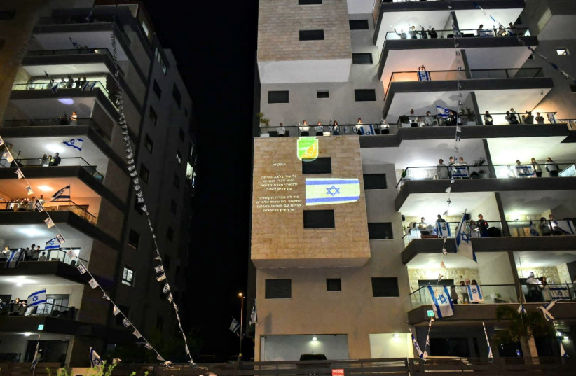 Residents of Afula sing Hatikvah from their balcony for Memorial Day (photo credit: AFULA MUNICIPALITY)