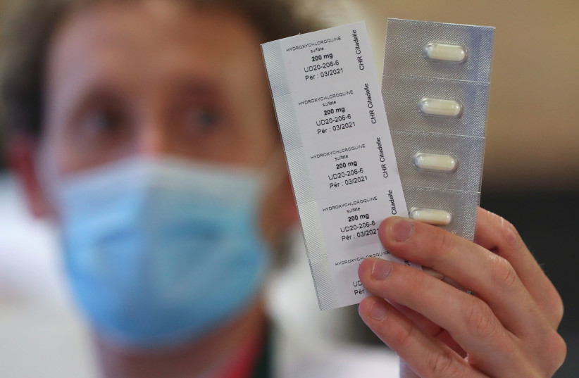 Un employé de pharmacie montre des pilules d'hydroxychloroquine utilisées pour traiter la maladie des coronavirus (COVID-19) au CHR Centre Hospitalier Regional de la Citadelle Hospital à Liège, Belgique, le 22 avril 2020. (crédit photo: YVES HERMAN / REUTERS)
