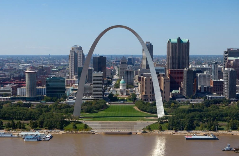 The Gateway Arch in St. Louis, Missouri. (credit: Wikimedia Commons)