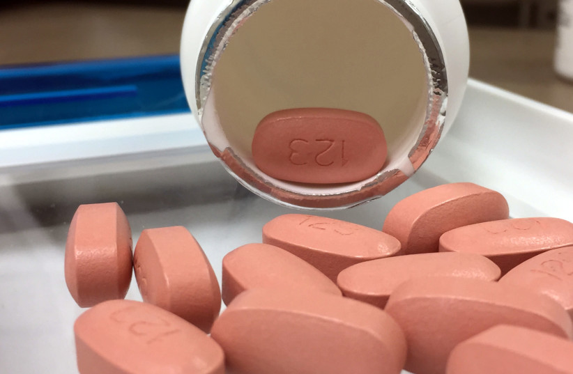 Les médicaments antirétroviraux pour traiter l'infection à VIH se déversent d'un flacon de pilules. (crédit photo: NIAID / WIKIMEDIA COMMONS)