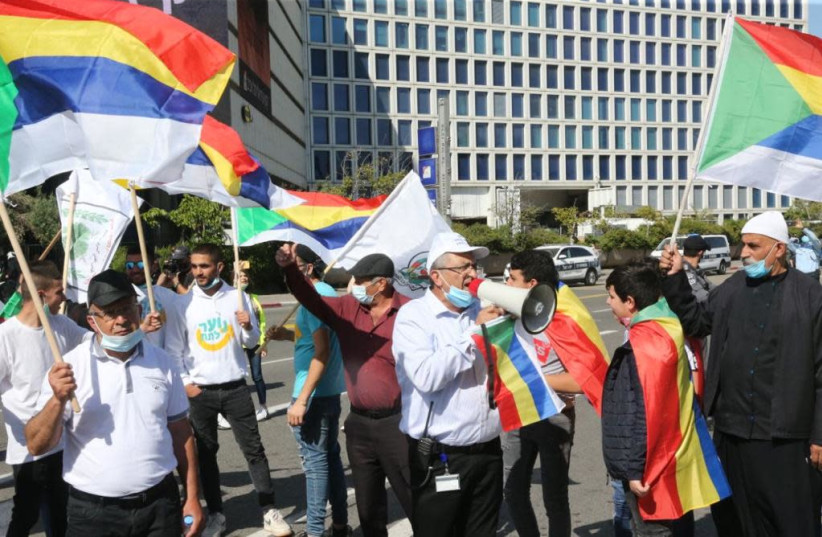 Des manifestants druzes avec leurs drapeaux à Tel Aviv (crédit : AVSHALOM SASSONI)