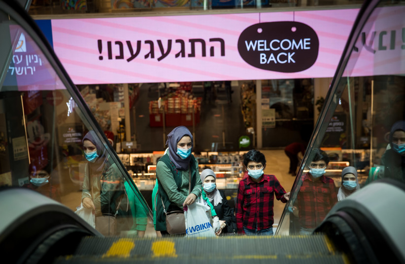People at the Malha Mall in Jerusalem after it reopened according to the new government orders, May 7, 2020 (photo credit: YONATAN SINDEL/FLASH90)