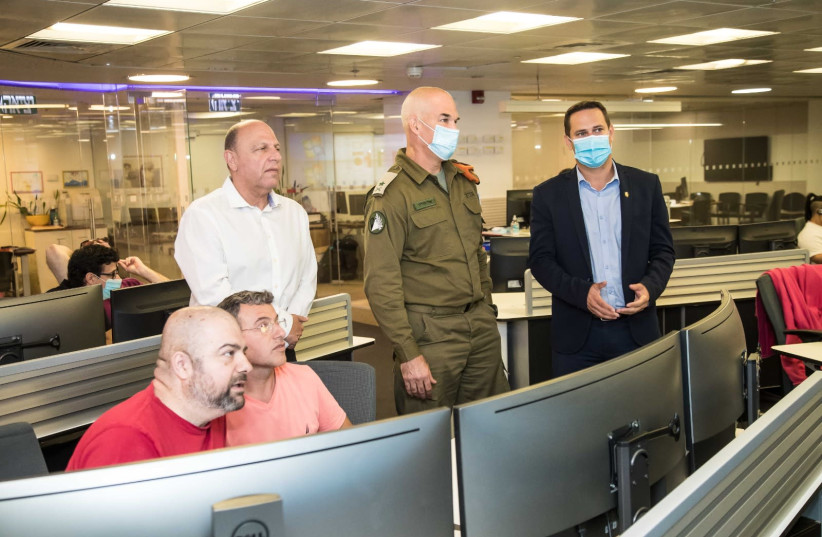 Head of the IDF's Homefront Command Maj.-Gen. Uri Gordin and Mayor of Rishon Letzion Raz Kinstlich (credit: ODED KARNI)