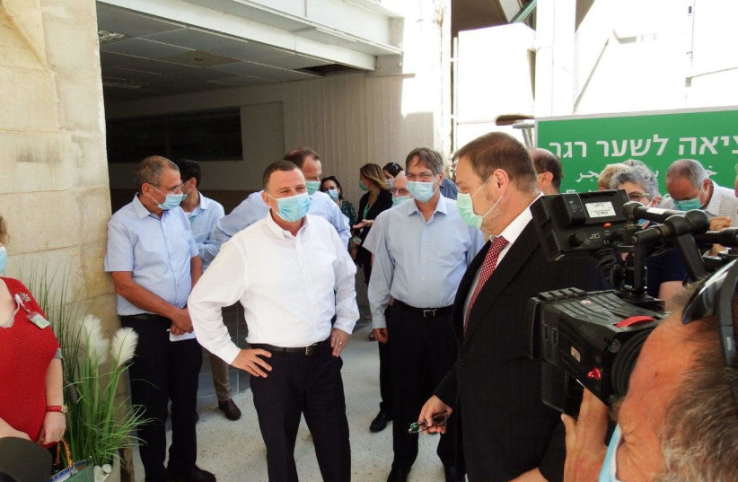 Le ministre de la Santé Yuli Edelstein visite le centre médical de Soroka le 9 juin 2020 (crédit photo: courtoisie)