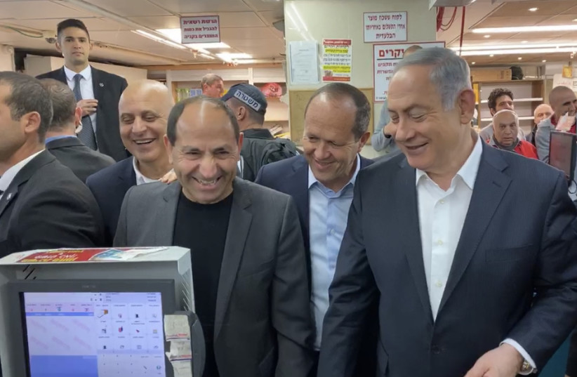 ALL SMILES with Netanyahu and Likud supporter Rami Levy as Barkat receives ‘one of his first missions as finance minister,’ at one of Levy’s supermarkets in February. (credit: FABIAN KOLDORFF)