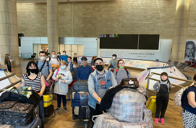 New olim from the former Soviet Union are seen arriving at Ben-Gurion Airport. (photo credit: COURTESY OF JAFI/ICEJ)