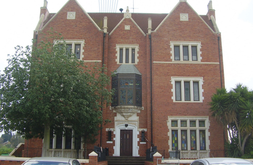 KFAR CHABAD’S replica of the famed Lubavitch headquarters at 770 Eastern Parkway in Brooklyn, New York. (photo credit: Wikimedia Commons)