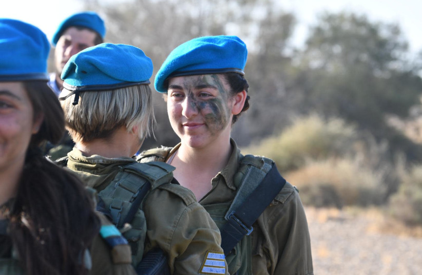 Menucha (Munchie) Milchtein, one of the newly-trained artillery fighters, receives her tuqouise Artillery Corps. beret from her commander (credit: IDF SPOKESPERSON'S UNIT)