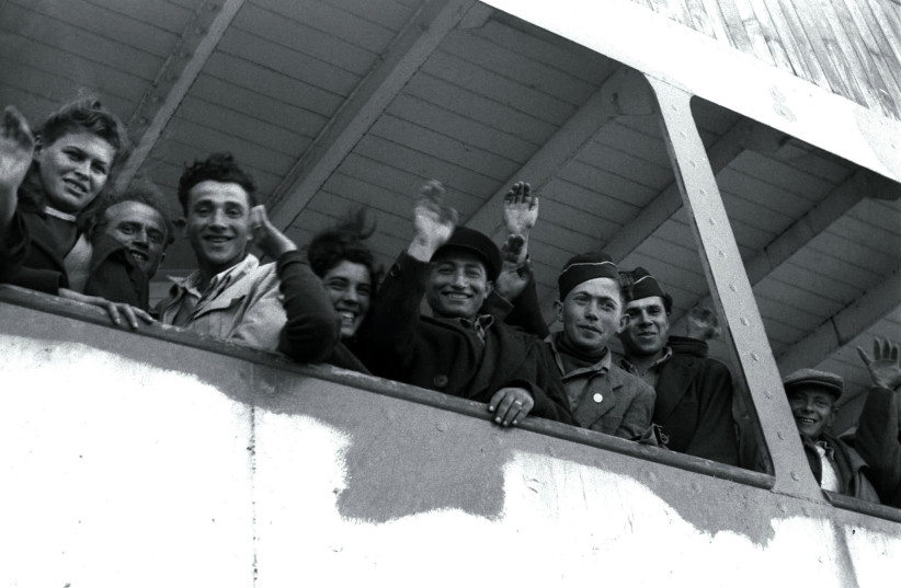 Newly arriving Jewish refugees from the Holocaust at Haifa Port, 1948 (photo credit: REUTERS)