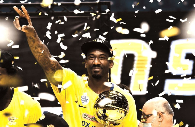 FINALS MVP Amar’e Stoudemire celebrates on court with the trophy after helping lead Maccabi Tel Aviv to an 86-81 victory over Maccabi Rishon Lezion on Tuesday night at Yad Eliyahu as the yellow-and-blue captured the championship (credit: DOV HALICKMAN PHOTOGRAPHY)