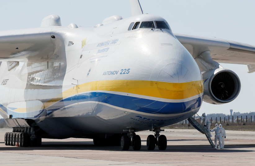 Un avion cargo Antonov An-225 Mriya, qui a livré du matériel médical de Chine au milieu de l'épidémie de coronavirus (COVID-19), est vu peu de temps après son atterrissage sur un aérodrome de la colonie d'Hostomel à l'extérieur de Kiev, Ukraine, le 23 avril 2020 (crédit photo : REUTERS / GLEB GARANICH)