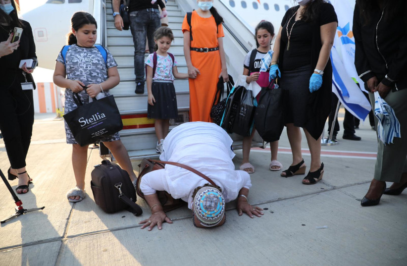 Un nouvel oleh de France est vu en train d'embrasser le sol à l'aéroport Ben Gourion le 3 août après avoir débarqué (crédit photo: OLIVIER FITOUSSI)