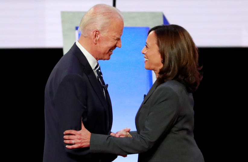 L'ancien vice-président Joe Biden et la sénatrice américaine Kamala Harris se serrent la main avant le début de la deuxième nuit du deuxième débat sur les candidats démocrates à la présidentielle américaine 2020 à Detroit, Michigan, États-Unis, le 31 juillet 2019 (crédit photo: REUTERS / LUCAS JACKSON / FILE PHOTO )