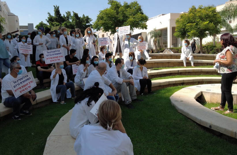 Lab workers protest in front of Belinson Medical Center, August 2020 (photo credit: Courtesy)