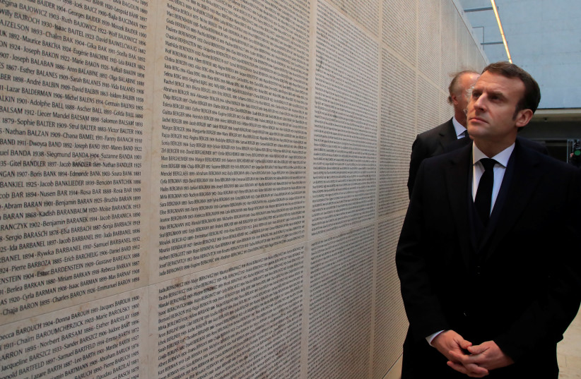 Le président français Emmanuel Macron visite le mur des noms rénové au mémorial de la Shoah à Paris, France, le 27 janvier 2020 (crédit photo: MICHEL EULER / REUTERS)
