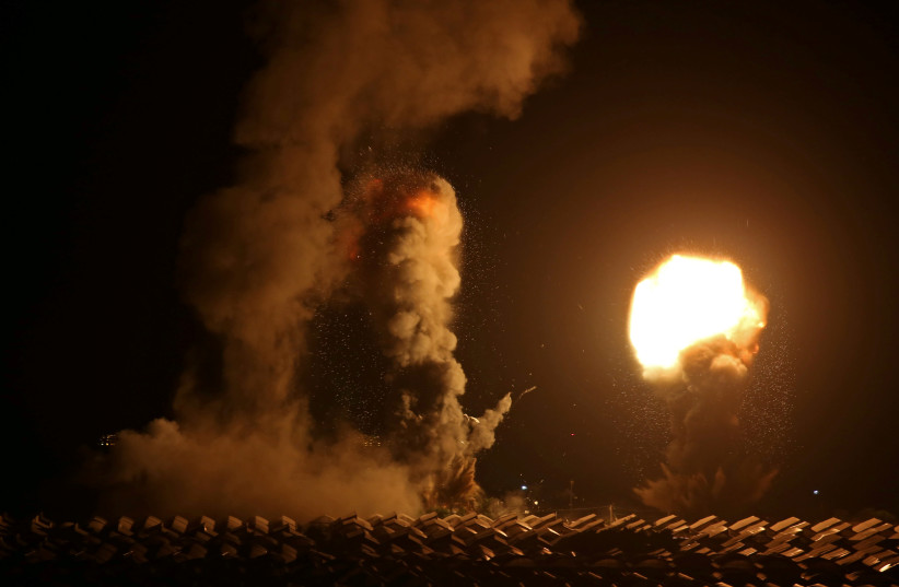 De la fumée et des flammes sont visibles à la suite d'une frappe aérienne israélienne dans le sud de la bande de Gaza le 20 août 2020 (crédit photo: REUTERS / IBRAHEEM ABU MUSTAFA)
