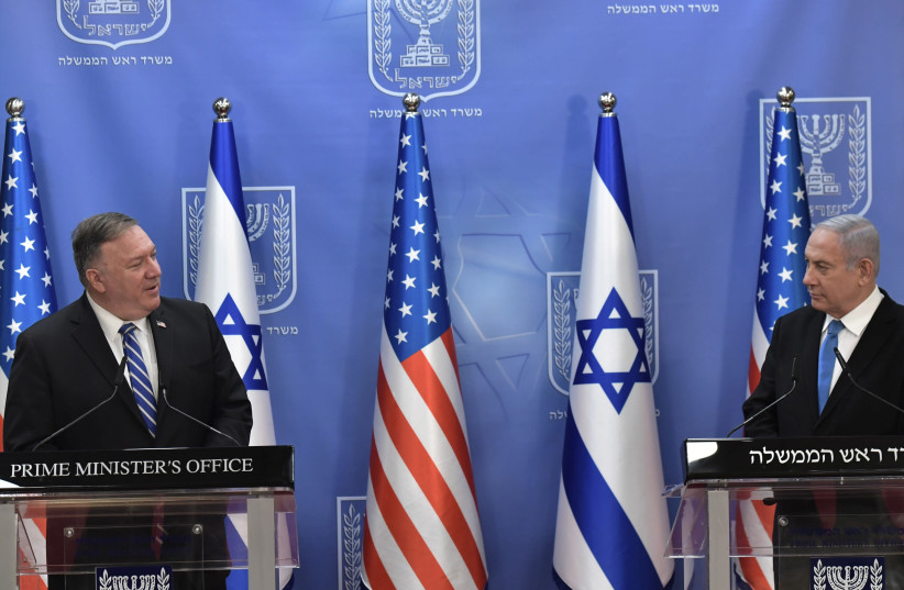 Le secrétaire d'État américain Mike Pompeo rencontre le Premier ministre Benjamin Netanyahu dans le cadre d'une visite de cinq jours dans la région, le 24 août 2020 (crédit photo: KOBI GIDEON / GPO)