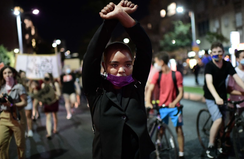 Des Israéliens participent à une manifestation de soutien à la victime d'un viol collectif de 16 ans à Eilat, Tel Aviv, le 23 août 2020 (crédit photo: TOMER NEUBERG / FLASH90)