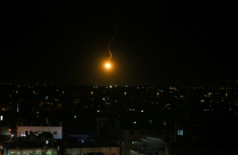 Une fusée éclairante larguée par l'armée israélienne illumine le ciel à Rafah dans le sud de la bande de Gaza le 24 février 2020 (crédit photo: ABED RAHIM KHATIB / FLASH90)