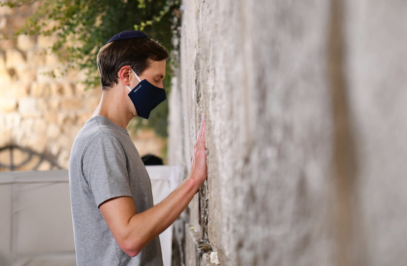 Kushner visits Western Wall prior to historic flight en route to UAE. (photo credit: WESTERN WALL HERITAGE FOUNDATION)
