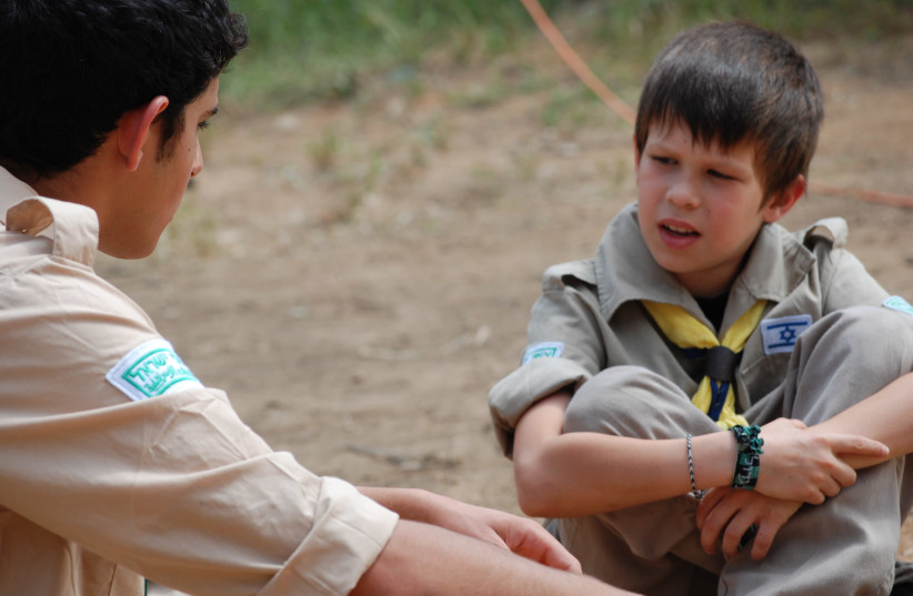 Counselor in Israel Scouts (Tzofim) speaks with youth, 2010 (photo credit: HEBREW SCOUT MOVEMENT IN ISRAEL)