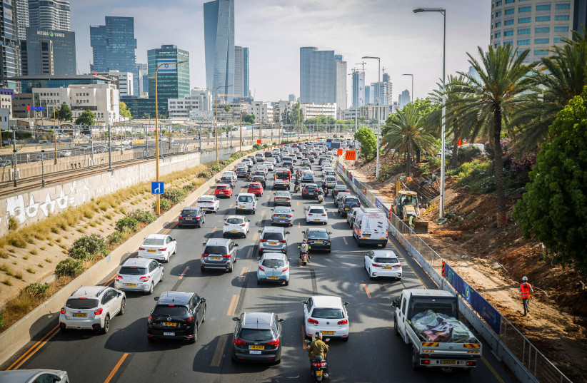 Heavy traffic jam on the Ayalon highway in Tel Aviv due to construction work, on June 11, 2020 (credit: FLASH90)