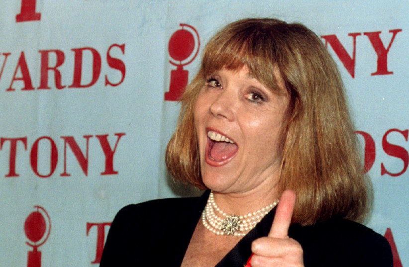 Diana Rigg gives the thumbs up sign as she holds her Tony Award for Best Performance by a Leading Actress in a Play in New York City, U.S., June 12, 1994. (photo credit: MARK CARDWELL/REUTERS)