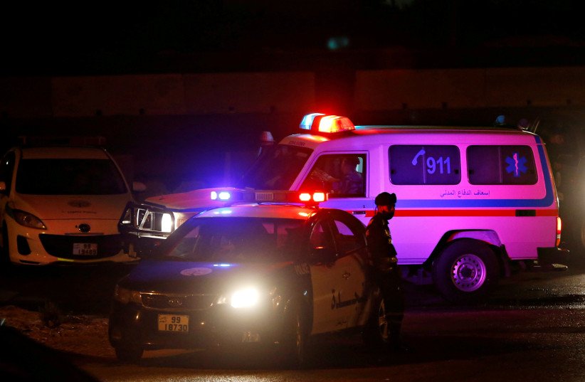 Une ambulance se dirige vers la ville de Zarqa sur l'autoroute entre la capitale jordanienne d'Amman et Zarqa, après une série de grandes explosions dans une base de l'armée jordanienne à l'extérieur de Zarqa, à la limite nord-est d'Amman, en Jordanie, le 11 septembre 2020 (crédit photo: REUTERS / MUHAMMAD HAMED)