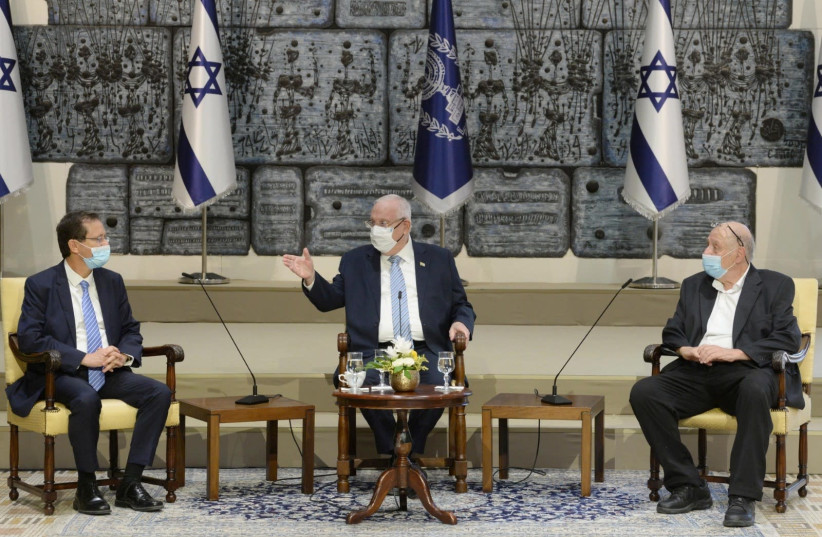 Jewish Agency Chairman Isaac Herzog (left), President Reuven Rivlin, and Dr. Yossi Vardi (right).  (photo credit: MARK NEYMAN/GPO)
