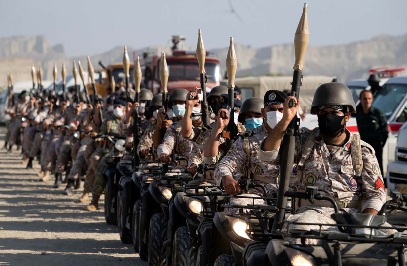 Des membres de l'armée iranienne participent à l'exercice militaire annuel, baptisé «Zolphaghar 99», dans le golfe d'Oman, en Iran, le 7 septembre 2020 (crédit photo: WANA NEWS AGENCY / REUTERS)