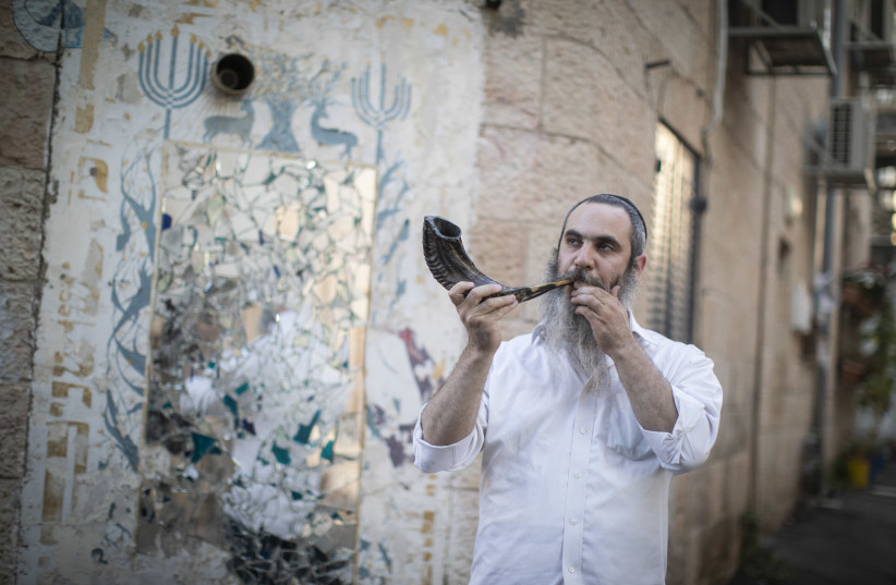Blowing shofar in Jerusalem's Nahlaot neighborhood (photo credit: HADAS PARUSH/FLASH90)