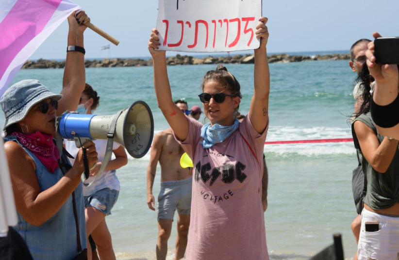 People protest lockdown on a Tel Aviv beach on September 19, 2020. (photo credit: SASSONI AVSHALOM)