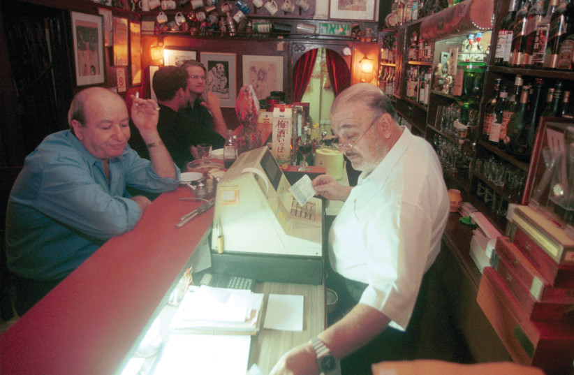 BARTENDER MOULI AZRIELI attends to his guests at Fink’s bar and restaurant in 1999. (photo credit: YOSSI ZAMIR/FLASH90)