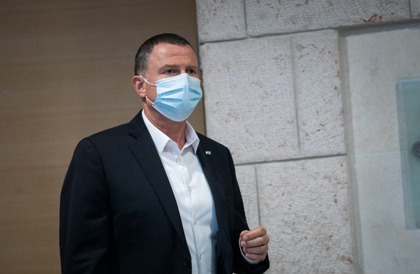 Le ministre de la Santé Yuli Edelstein tient une conférence de presse lors d'une visite à l'hôpital Hadassah Ein Kerem de Jérusalem, le 15 juillet 2020 (crédit photo: YONATAN SINDEL / FLASH90)