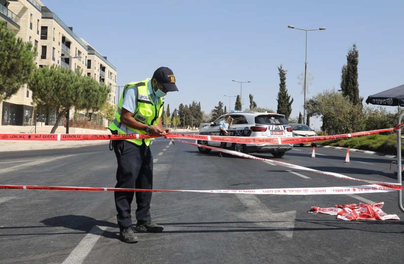 Police set up a checkpoint in Jerusalem as Israel enters its second coronavirus lockdown (photo credit: MARC ISRAEL SELLEM)