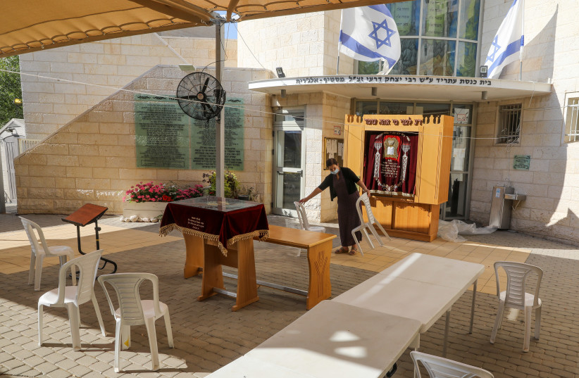 A synagogue is set up for Yom Kippur services, during Israel's second coronavirus lockdown, September 2020. (photo credit: MARC ISRAEL SELLEM)