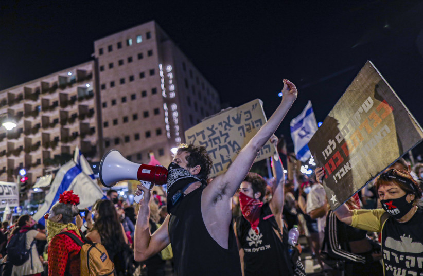 Demonstrators protesting outside Prime Minister Benjamin Netanyahu's residence during the lockdown, September 26, 2020. (photo credit: YONATAN SINDEL/FLASH90)