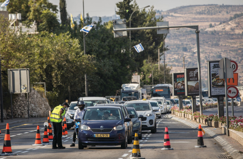 POLICE STOP cars at a roadblock at the entrance to Jerusalem on October 4, amid the lockdown (photo credit: YONATAN SINDEL/FLASH 90)